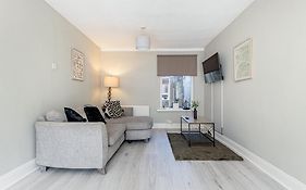 Snug Central Belfast Home, 2 Minutes From Ormeau Park!