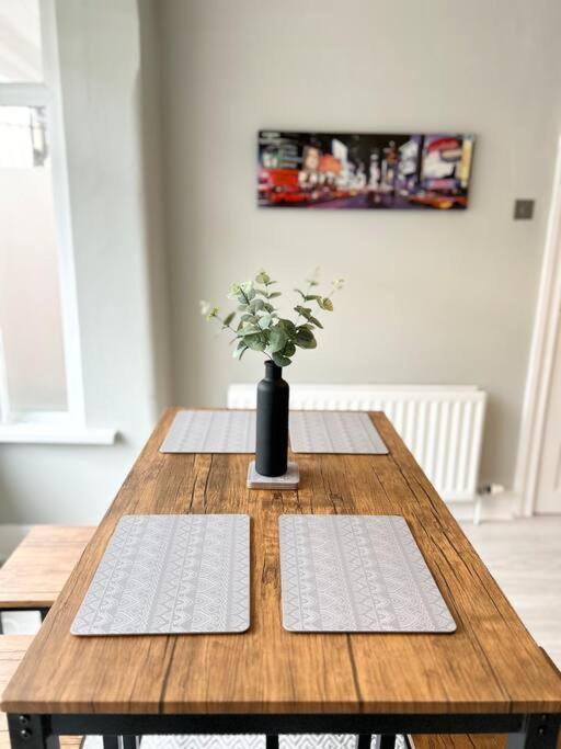 Snug Central Belfast Home, 2 Minutes From Ormeau Park! Exterior photo