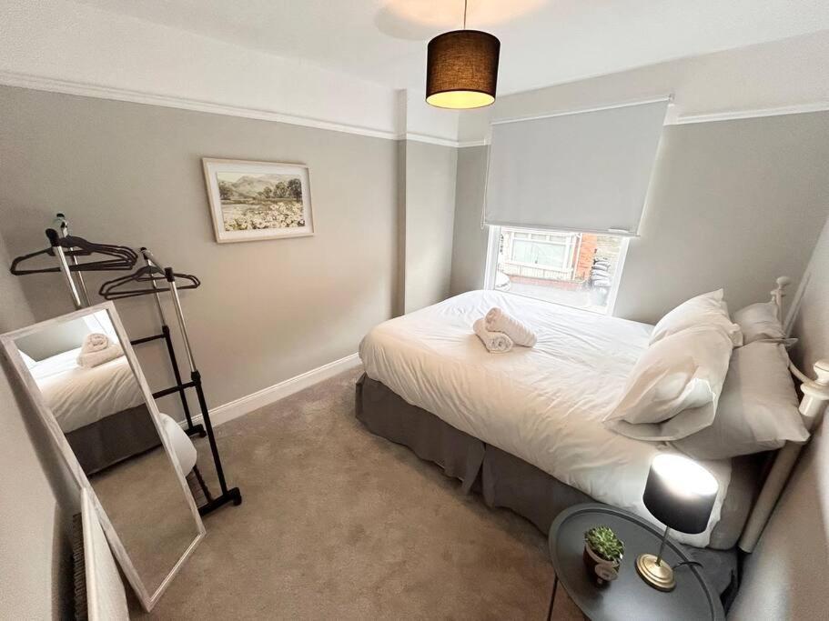 Snug Central Belfast Home, 2 Minutes From Ormeau Park! Exterior photo