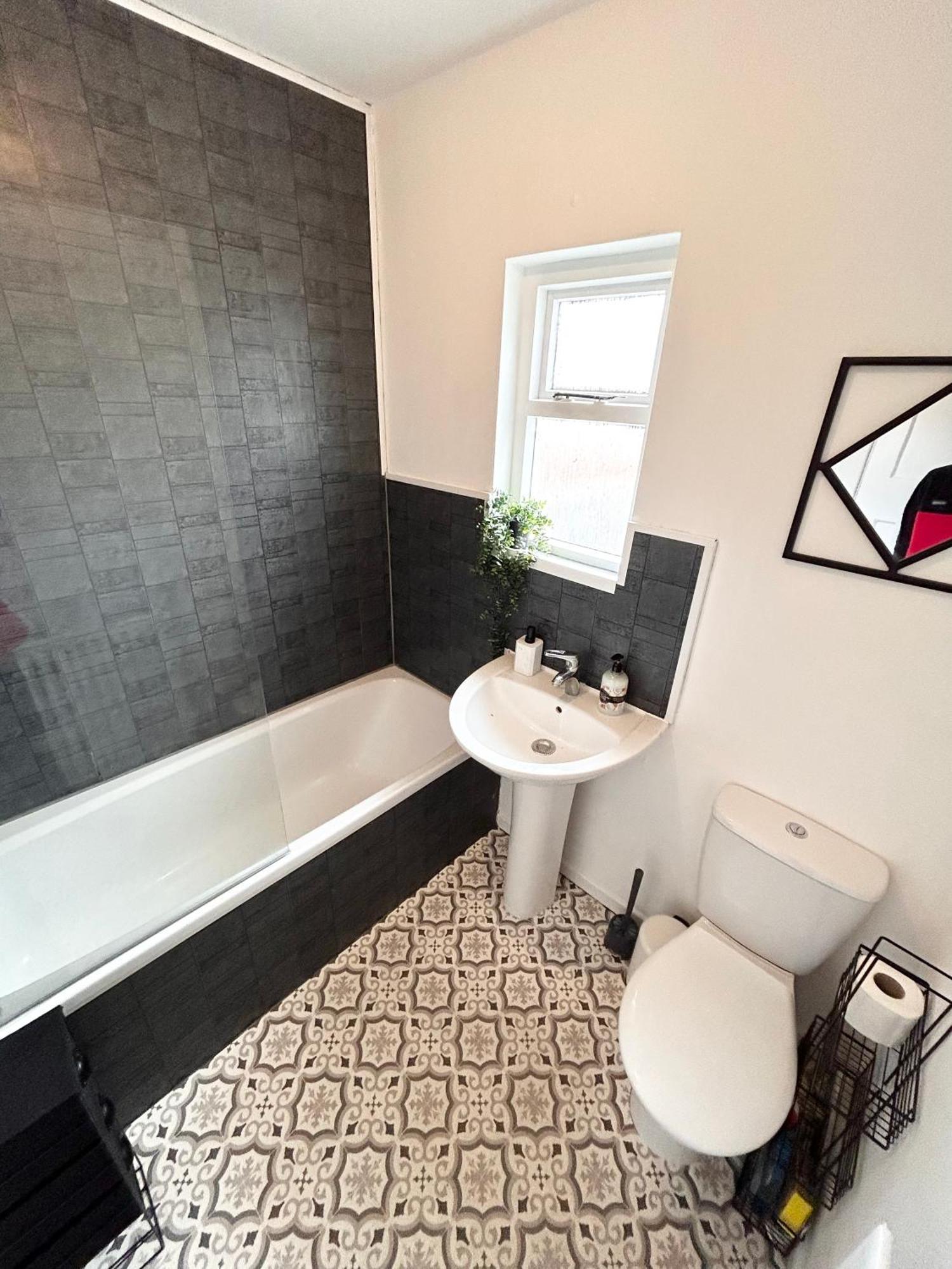 Snug Central Belfast Home, 2 Minutes From Ormeau Park! Exterior photo