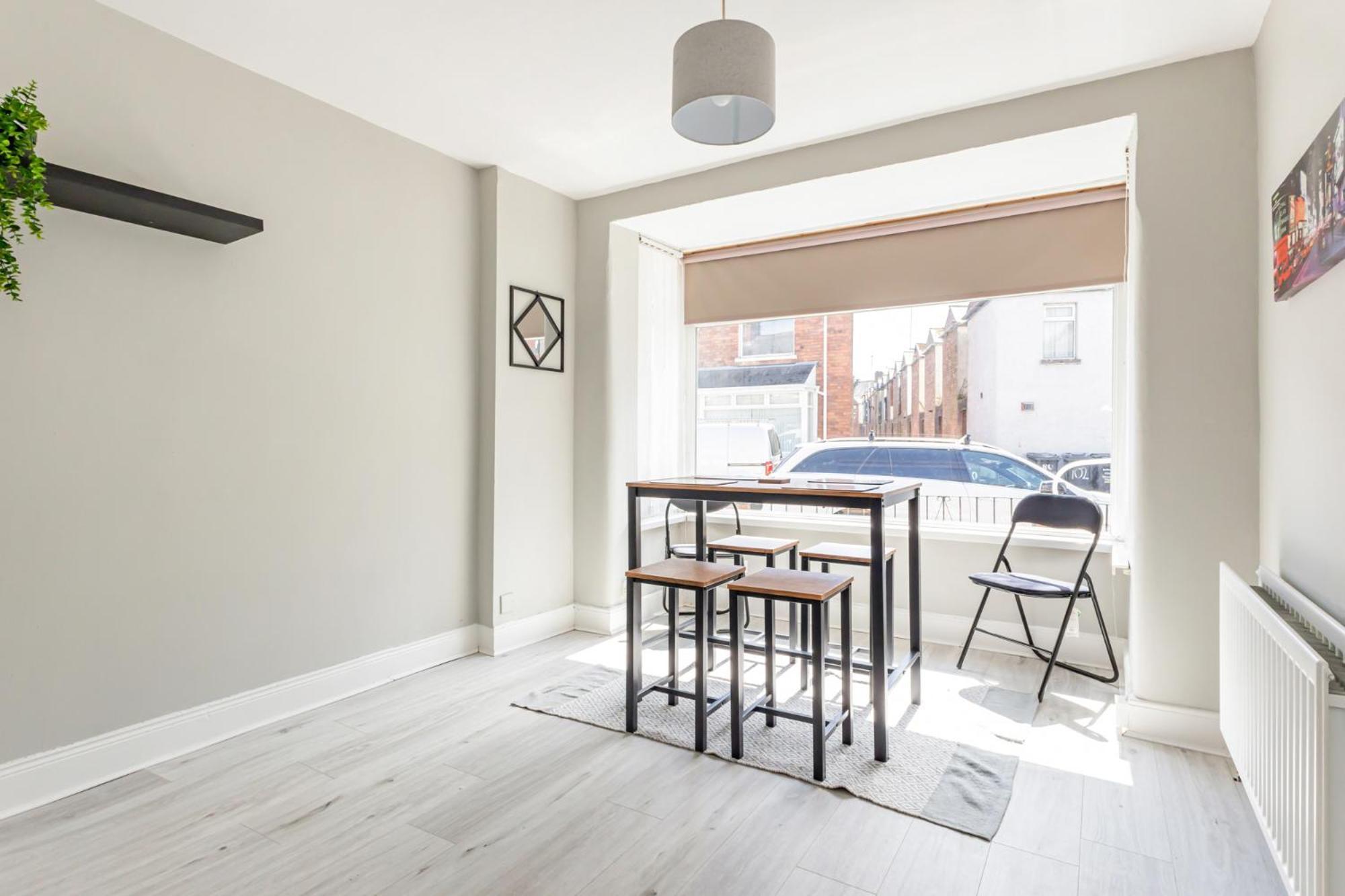 Snug Central Belfast Home, 2 Minutes From Ormeau Park! Exterior photo